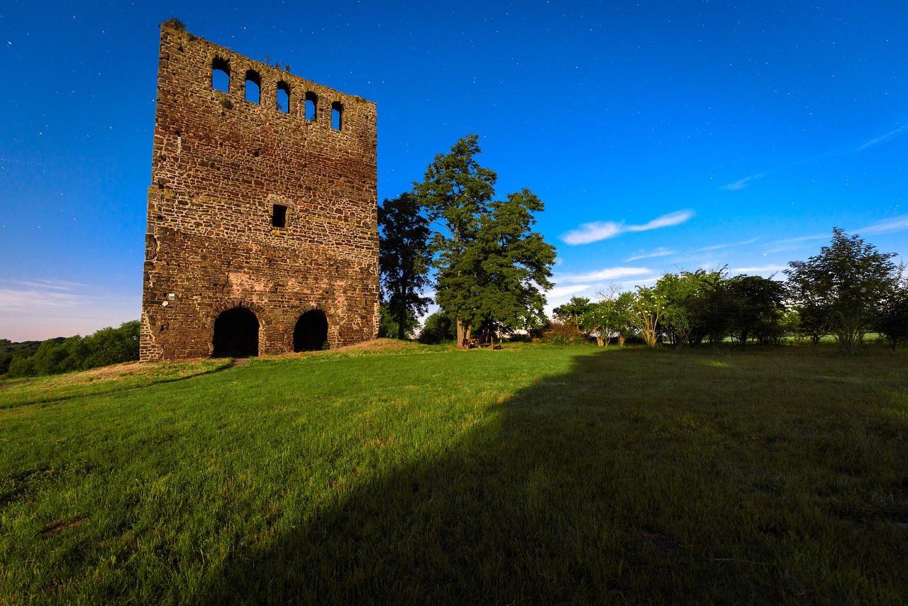 Ruiny dawnego wiejskiego kościoła Nordhusen w Hundisburg, Niemcy