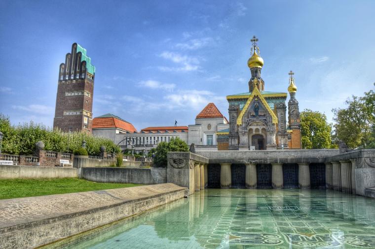 Wieża z pięcioma palcami i rosyjska kaplica na Mathildenhöhe, centrum w stylu secesyjnym w Darmstadt, Niemcy