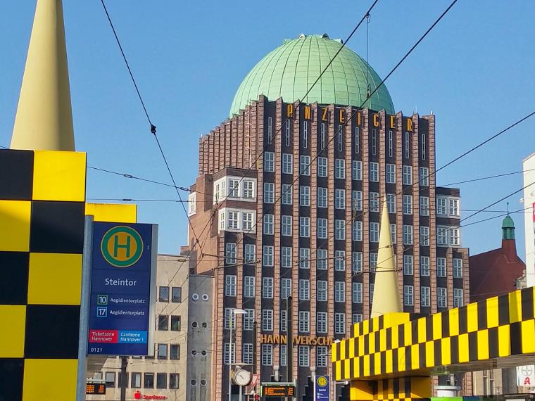 Wieżowiec jest znakiem rozpoznawczym Hanoweru, a w jego kopule mieści się najwyżej położone kino w Niemczech.