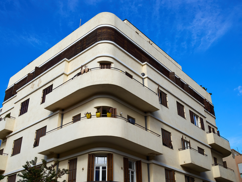 Fasada budynku w stylu Bauhaus w White City (Tel Awiw, Izrael)
