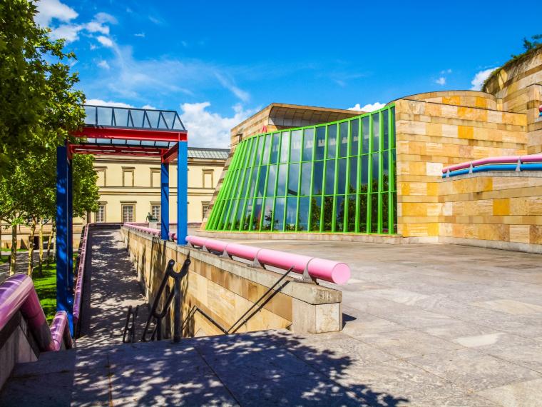 Postmodernistyczna rozbudowa New State Gallery w Stuttgarcie wnosi świeży koloryt do krajobrazu miasta.