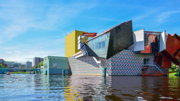 Nowy, dekonstruktywistyczny budynek Groninger Museum zastąpił stary i pokazuje wszystko, co składa się na dekonstruktywizm.