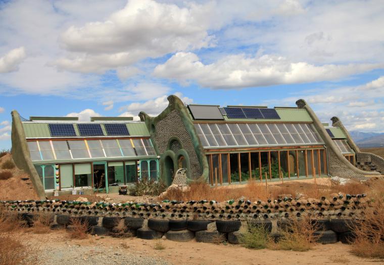 Architektura low-tech na targach Biotecture: Życie w imponujących i całkowicie samowystarczalnych budynkach.