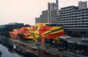 Obiekt przyciąga wzrok: das Schwabylon und daneben das Yellow Submarine in München.