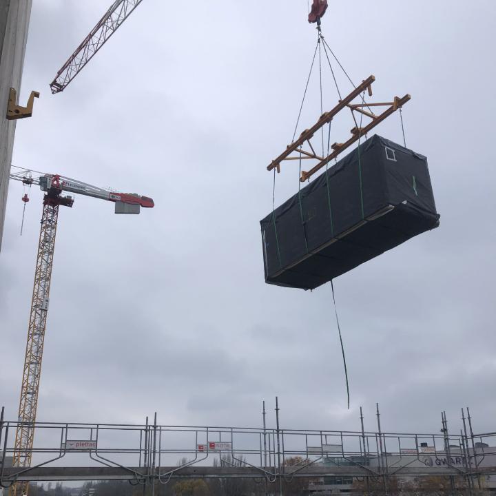 Transport modułu prefabrykowanego na plac budowy