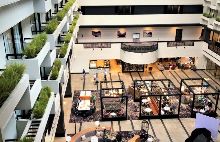 Hol wejściowy hotelu Hyatt Regency w Svananah jest tak imponujący, jak wówczas atrium hotelu Hyatt w Kansas City.