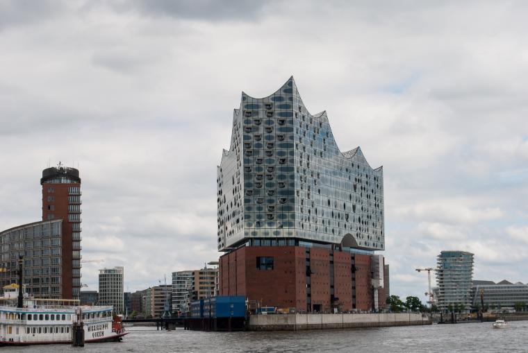Tradycja spotyka się z nowoczesnością: Elbfilharmonie Hamburg, pieszczotliwie znany jako Elphi.
