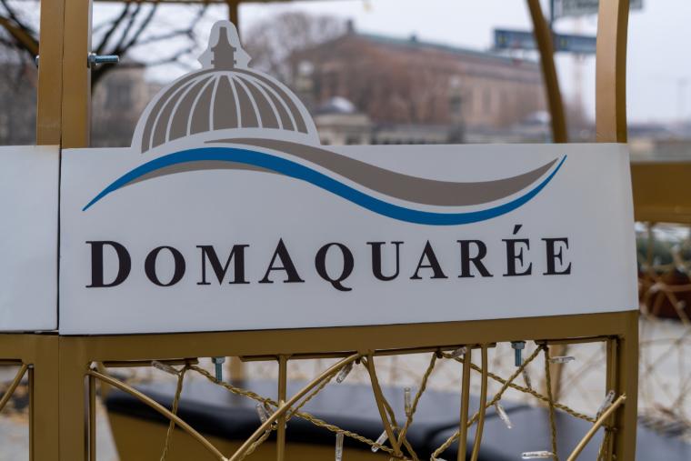 CityQuartier DomAquareé w Berlinie z centralnymi biurami, gastronomią i obiektami rekreacyjnymi w pobliżu Spree i Katedry Berlińskiej