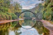 Imponująca i popularna okazja do zrobienia zdjęcia: die Teufelsbrücke am Rakotzsee (Foto: Shutterstock / Vadym Lavra).