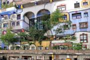 Kolorowe, zakrzywione linie: elewacja Hundertwasserhaus w Wiedniu