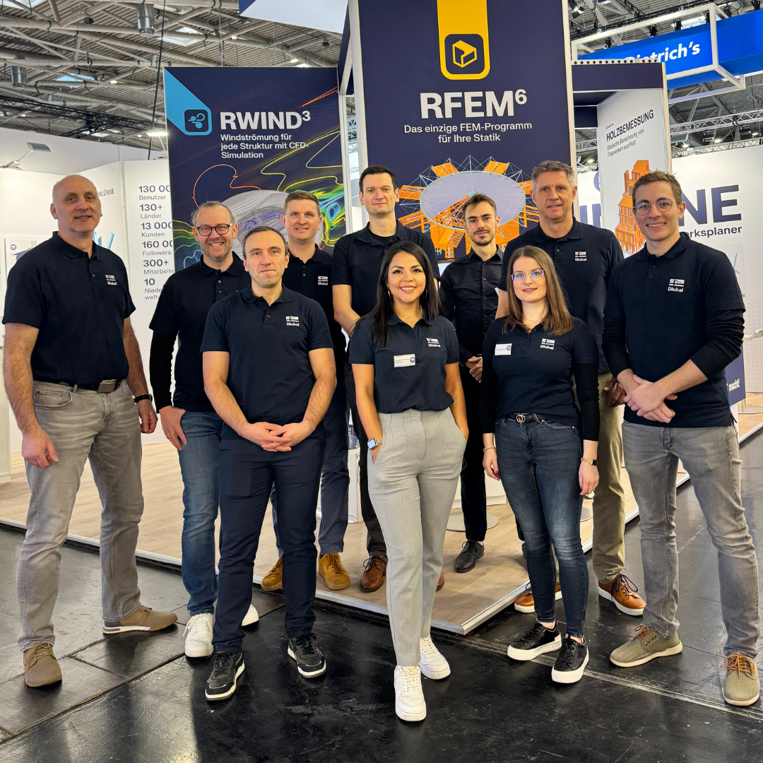 Profesjonalny zespół zgromadzony na BAU 2025 podczas wydarzenia targowego
