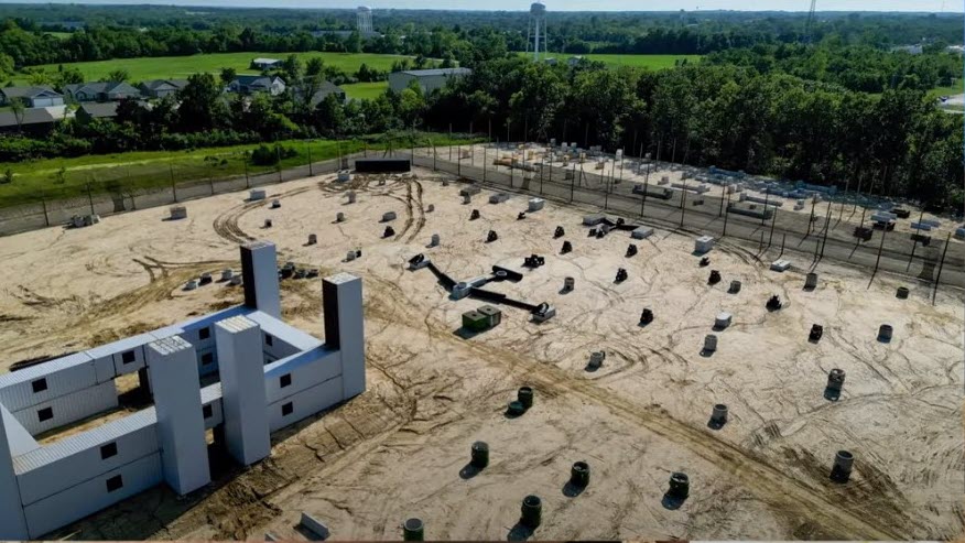 Widok z lotu ptaka na zamek Bowsera z prefabrykowanych stalowych kontenerów modułowych, USA, © GG SPORTS PARK.