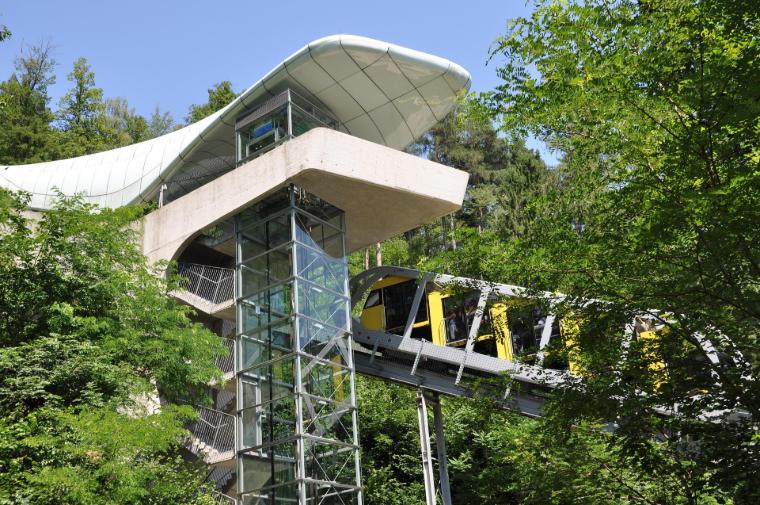 Stacja kolejki linowej Hungerburg w Innsbrucku, zaprojektowana przez architekt Zahę Hadid, zachwyca swoją futurystyczną, zakrzywioną formą.
