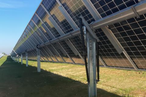 Jednoosiowy system śledzenia słońca z tlumikami przy końcach, znajdujący się w Sewilli, Hiszpania, wykonany przez Axial Structural Solutions.