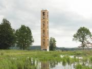 Drewniana wieża widokowa w Bannwald koło Ostrach, zaprojektowana przez biuro projektowe Wirth Haker.