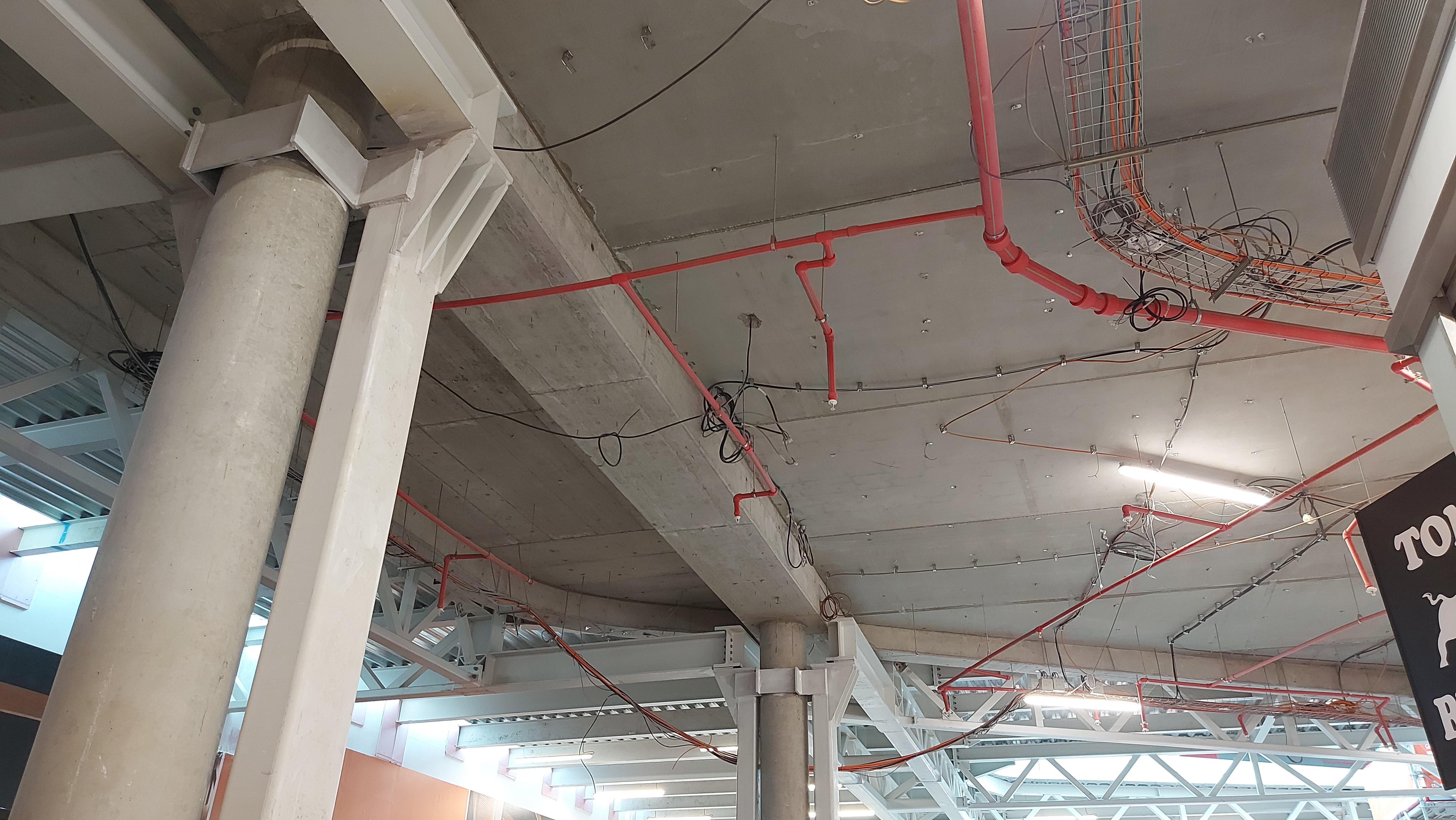 Strop pasażu centrum handlowego „Westfield Černý Most” z dwoma przestrzeniami