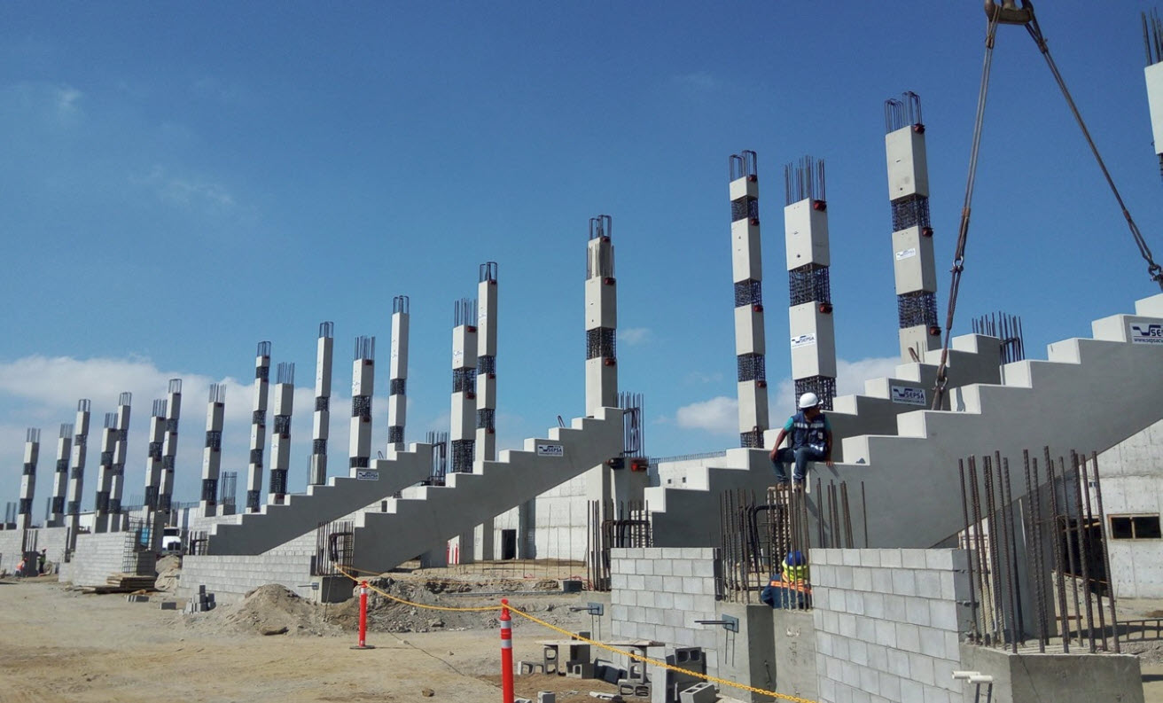 Widok konstrukcji w budowie stadionu piłkarskiego