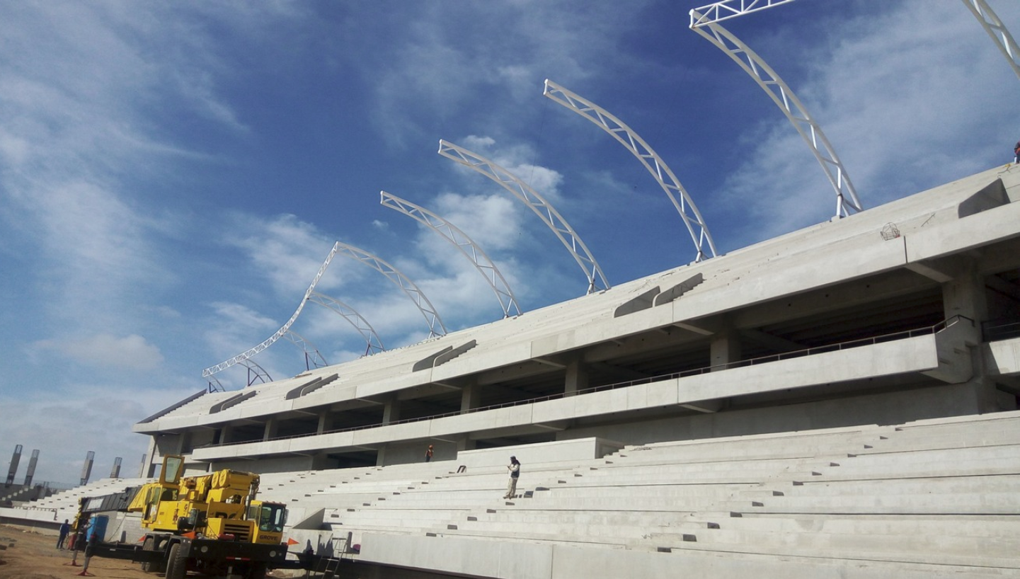 Konstrukcja trybun w trakcie budowy nowoczesnego stadionu
