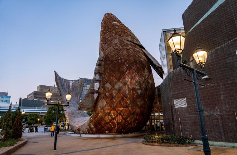 Gigantyczna rzeźba karpia autorstwa Franka Gehry'ego w Kobe, Japonia, stworzona przez renomowanego architekta Franka Gehry'ego