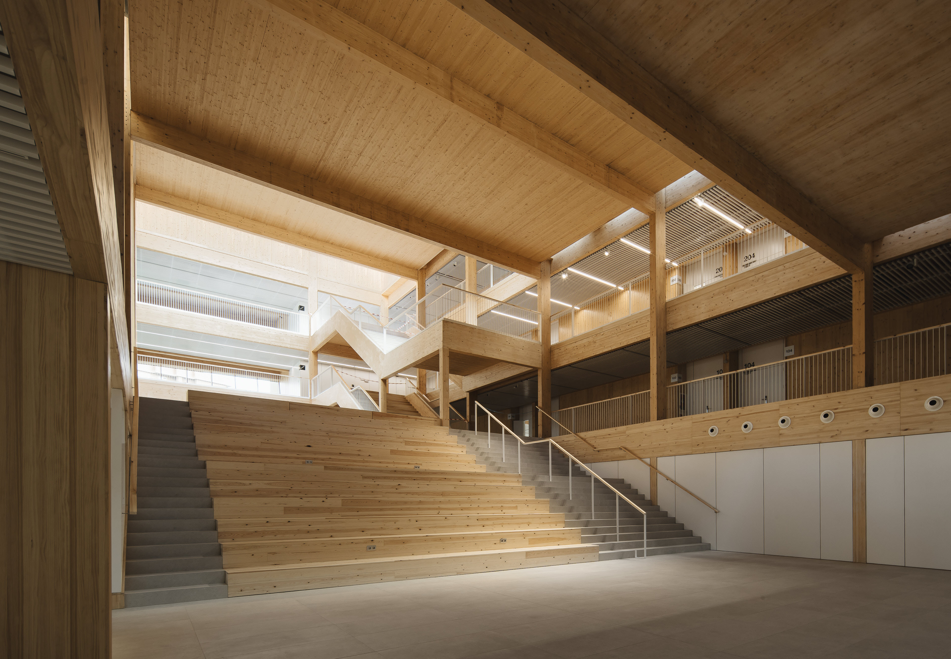 Widok konstrukcji drewnianej we wnętrzu nowego budynku UPNA. Widoczne elementy architektoniczne