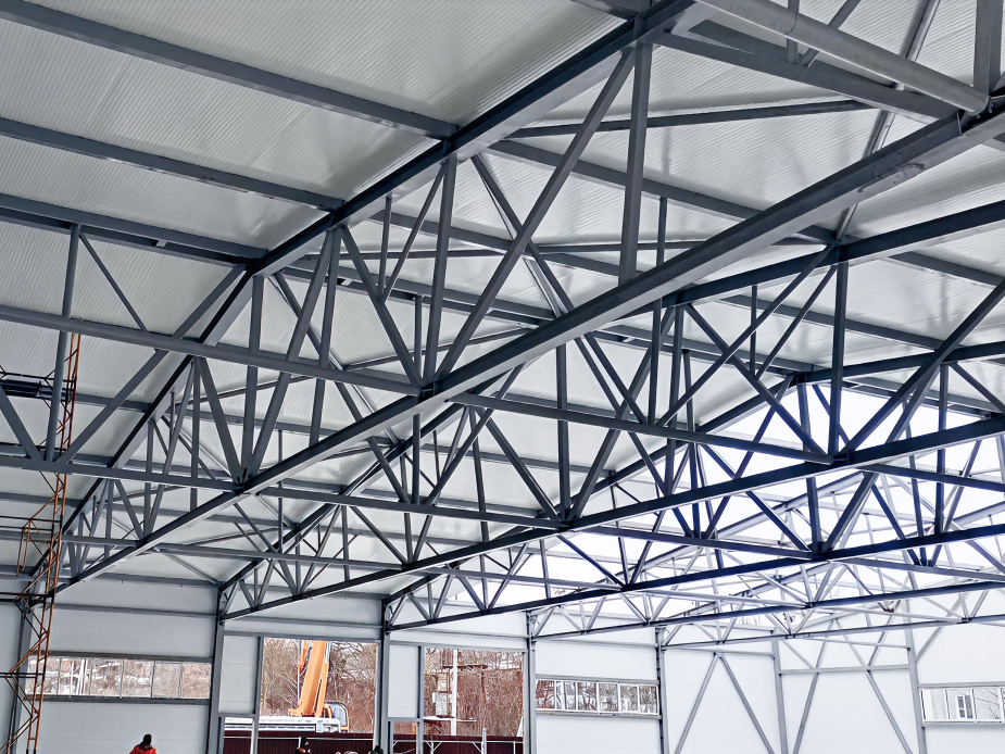 RFEM 6 umożliwia projektowanie budynku bezkolumnowego posadowionego na trudnym podłożu, z zoptymalizowanymi połączeniami stalowymi i modelem konstrukcyjnym.
