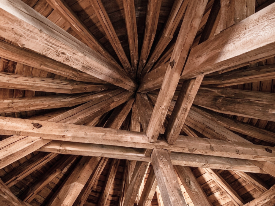Historyczna konstrukcja dachu w ALS Ingenieure GmbH & Co. KG świadczy o znakomitym poziomie umiejętności inżynieryjnych w budownictwie