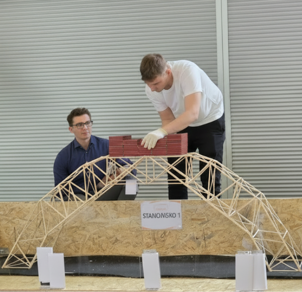 studenci polskiego uniwersytetu testują modele
