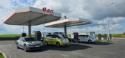 Stacja ładowania pojazdów elektrycznych składa się z stalowych belek malowanych proszkowo z dachem chroniącym przed słońcem.