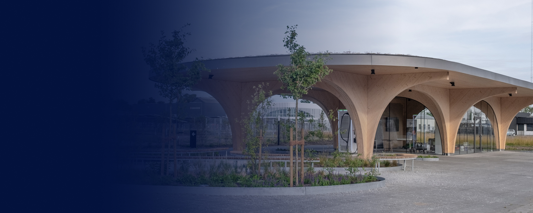 Projekt inżynierii drewnianej stacji ładowania w Danii, prezentujący zrównoważoną architekturę autorstwa Ergodomus Timber Engineering.