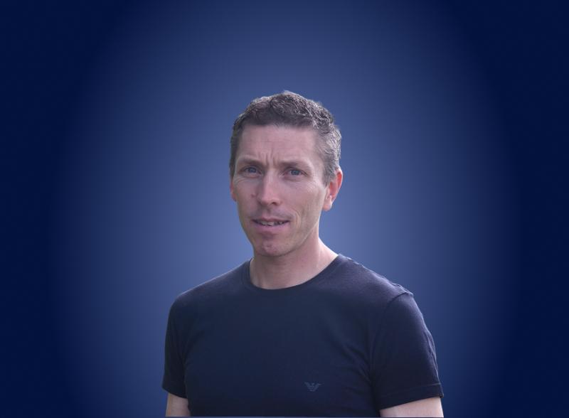Portret inż. Franco Pivy, założyciela i dyrektora Ergodomus Timber Engineering. Skupienie na doskonałości inżynierskiej.