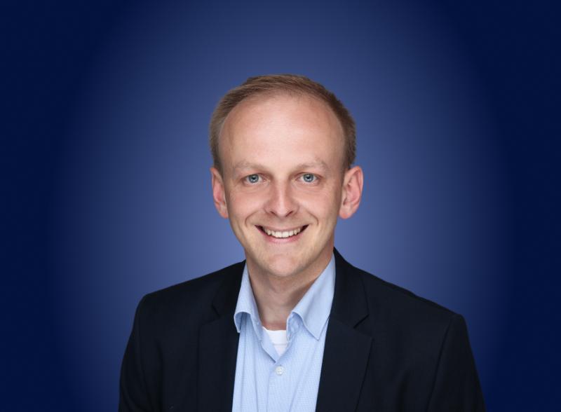 Profesjonalne zdjęcie profilowe Mariusza Pinkawy, inżyniera sejsmicznego, prezentujące jego kompetencje.