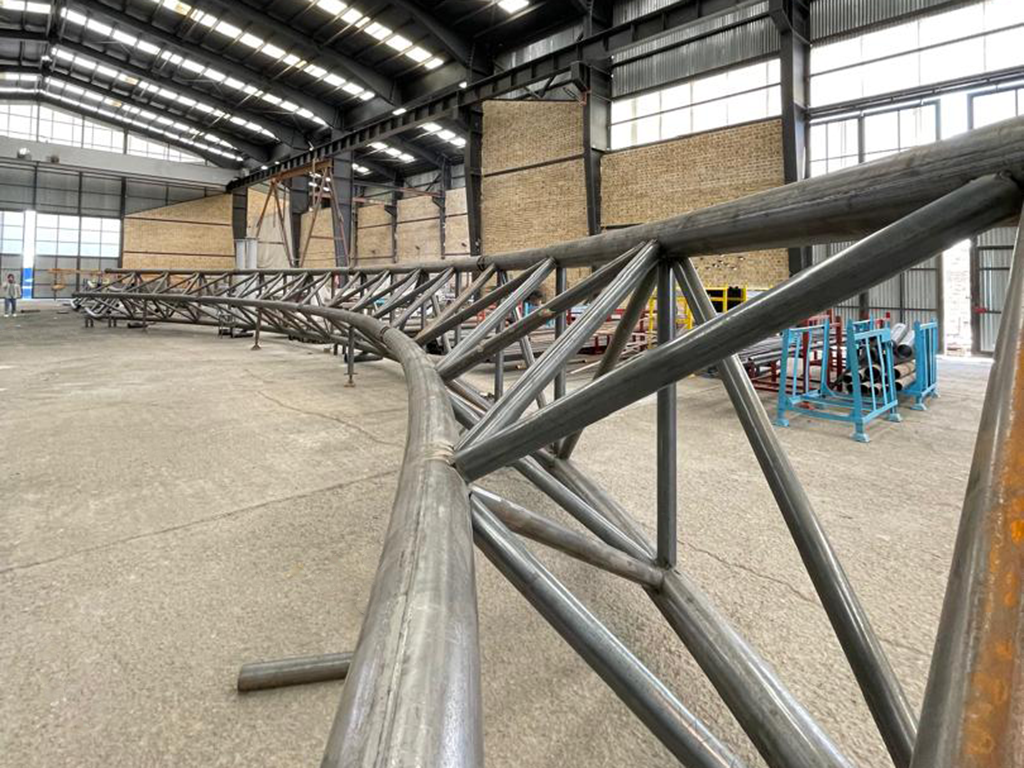 Robustny układ kratownicy pokazano w hali montażowej przemysłowej.