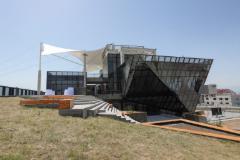Konstrukcja membranowa systemu zadaszenia w Erywaniu, Armenia, ilustruje przepuszczającą światło konstrukcję.