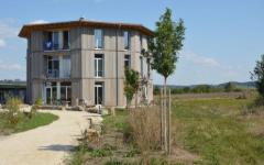Widok wieży mieszkalnej Tempelhof w Kreßberg, Badenia-Wirtembergia, otoczony naturalnym krajobrazem i klarowną architekturą.