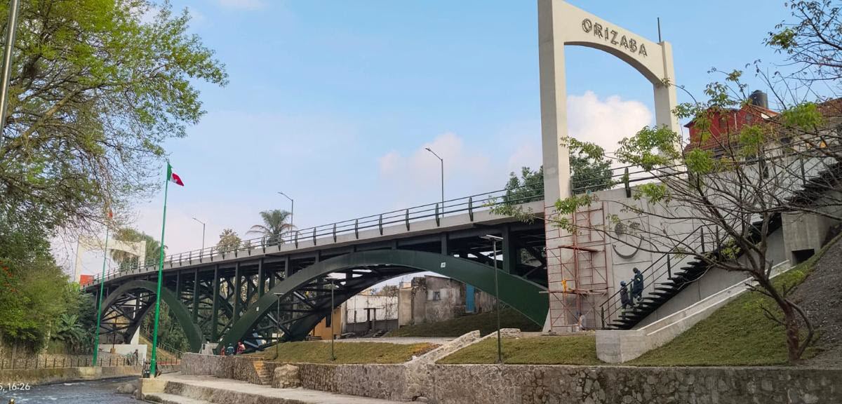 Most Molino w Orizaba, Veracruz, z łukami stalowymi, dźwigarami metalowymi i płytami pełnymi z betonu nad rzeką