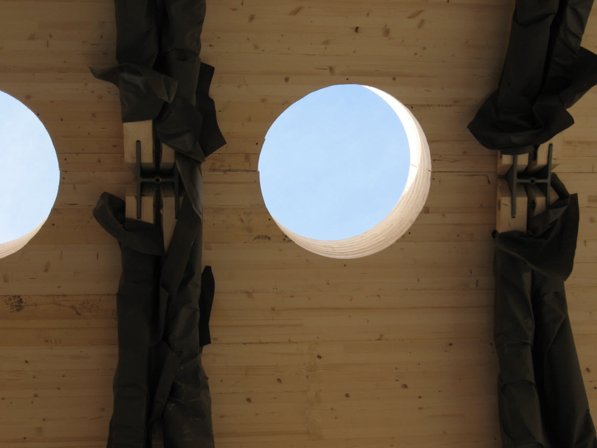 Vigas de piso inferior para estruturas de madeira laminada cruzada