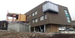Vista exterior 1 de escola em Gol (© Veidekke AS)