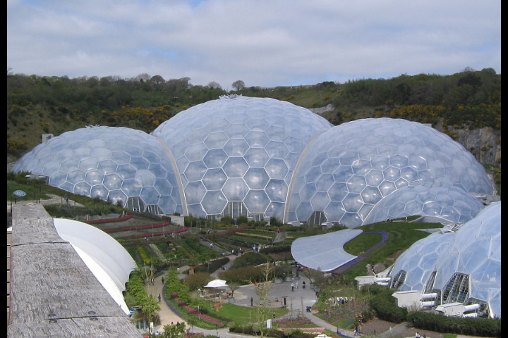 Estufa de floresta tropical do Projeto Eden na Cornualha, Reino Unido