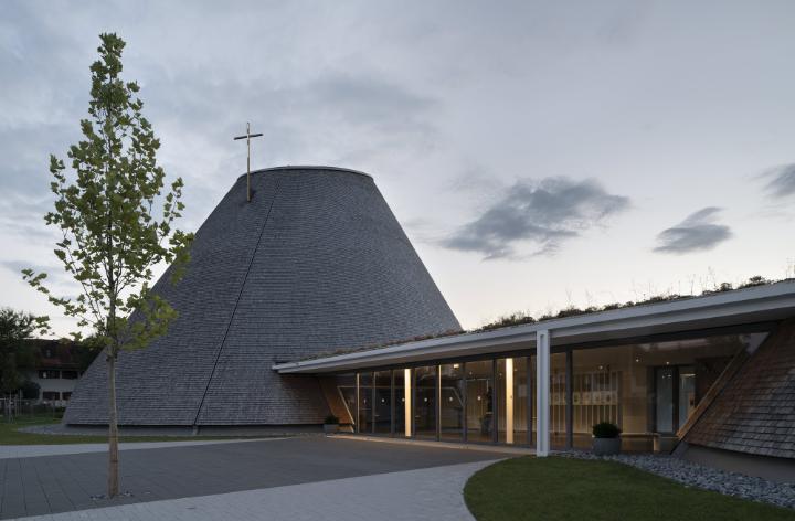 Igreja paroquial de São José com átrio, à direita (© Christoph Stepan)