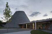 Igreja paroquial de São José com átrio, à direita (© Christoph Stepan)