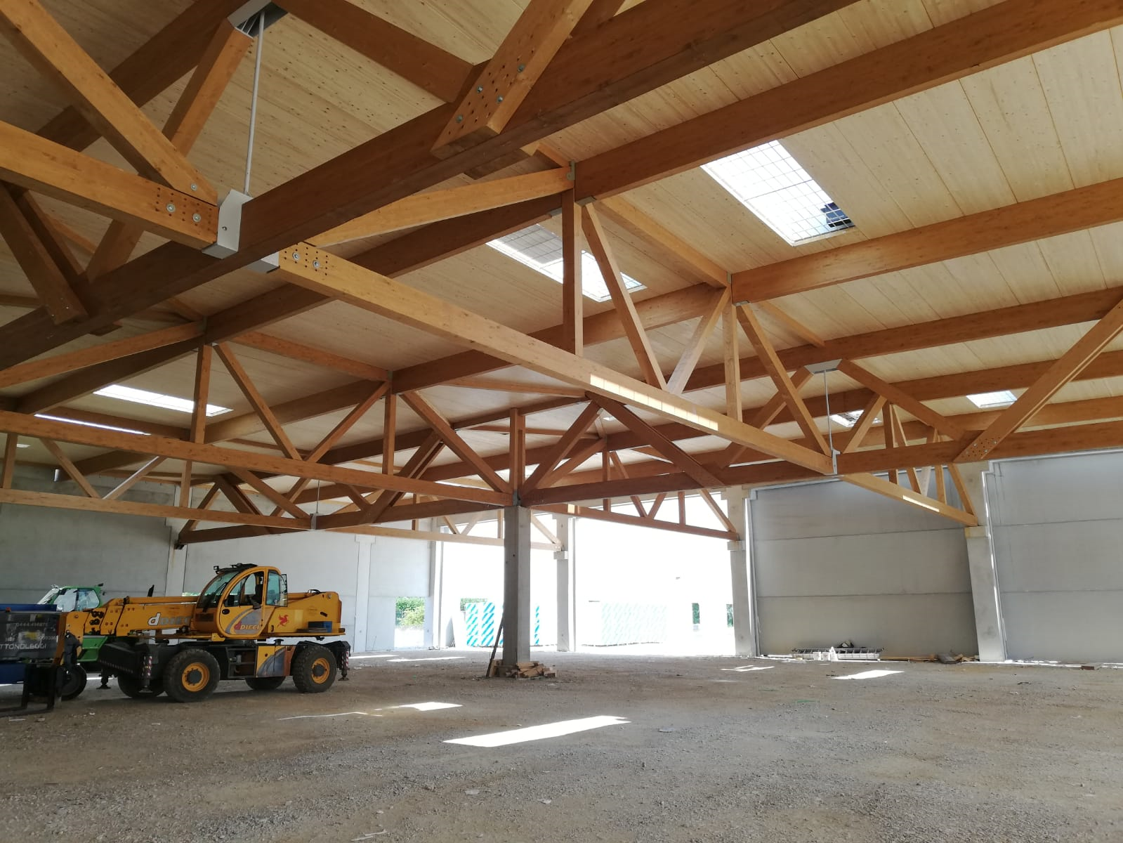 Treliças de madeira e tábuas de madeira laminada colada (© Holz Albertani SpA)