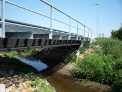 Ponte ferroviária sobre o Fanggraben em Biebesheim am Rhein, Alemanha (© Schröder + Raue)