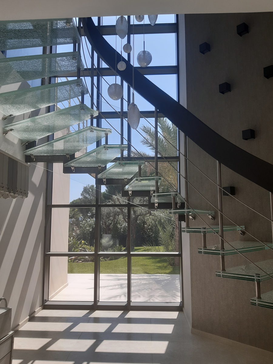 Vista geral da escada de diversos materiais (madeira, aço, vidro) Antibes, França (© YLEx)