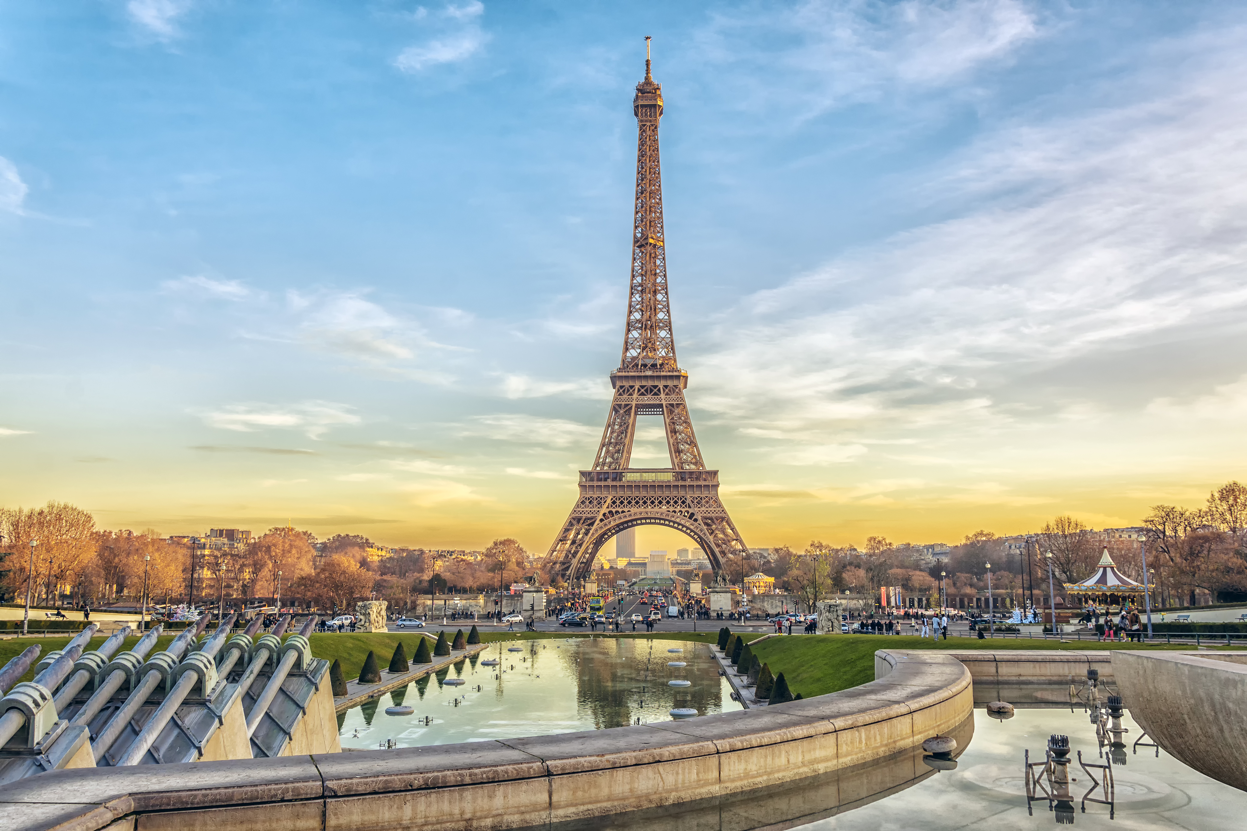 A Torre Eiffel, símbolo de Paris, ergue-se imponentemente em direção ao céu. Uma imagem de grande plano revela detalhes da estrutura.