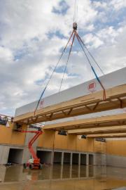 Instalação de um par de vigas da cobertura (© merz kley partner GmbH)