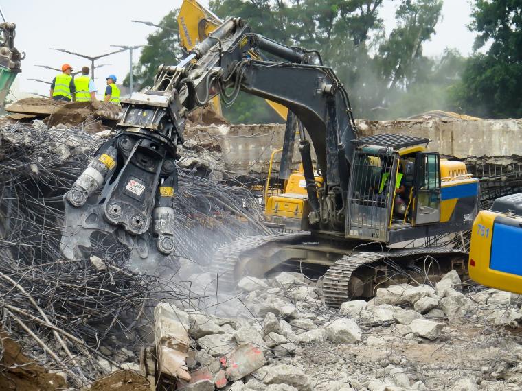 Demolição de uma ponte em betão armado