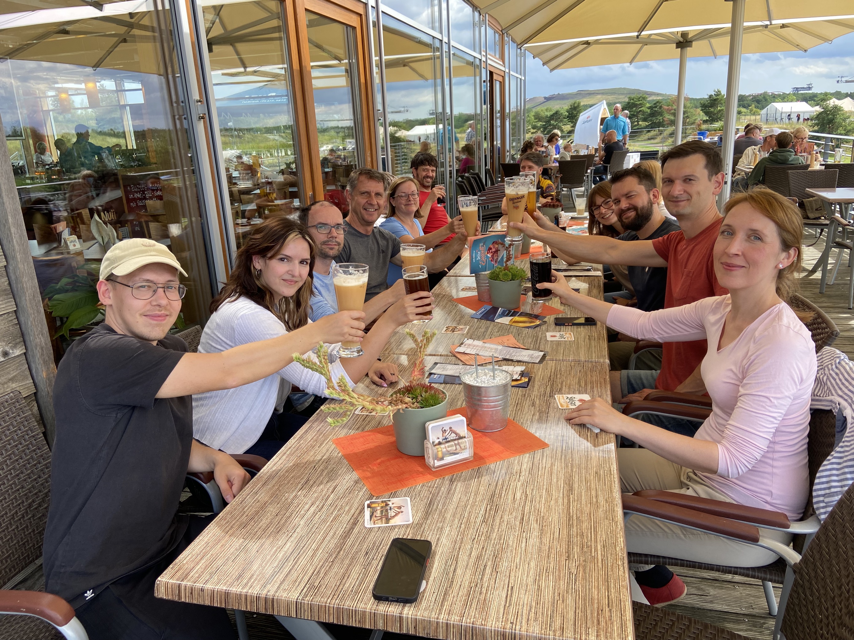A equipa da Dlubal de Leipzig no restaurante Kanu Wildwasser-Terrasse em Markkleeberg, Alemanha