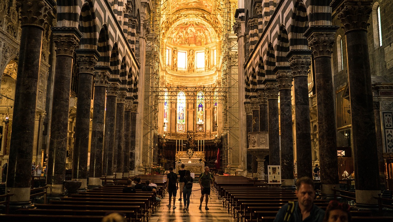 Interior da Catedral de São Lorenzo em Génova, Itália