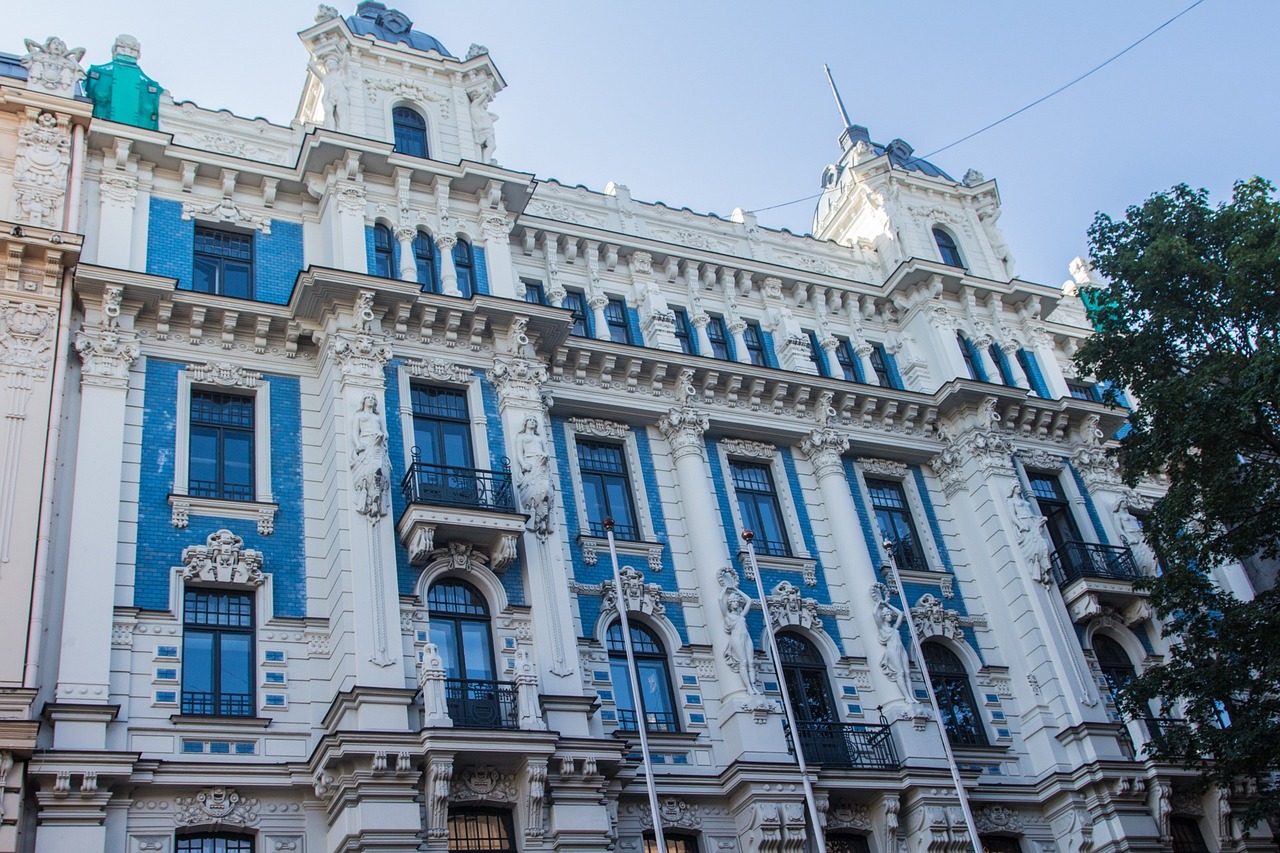 Vista da fachada de uma casa no bairro Art Nouveau em Riga, Letónia