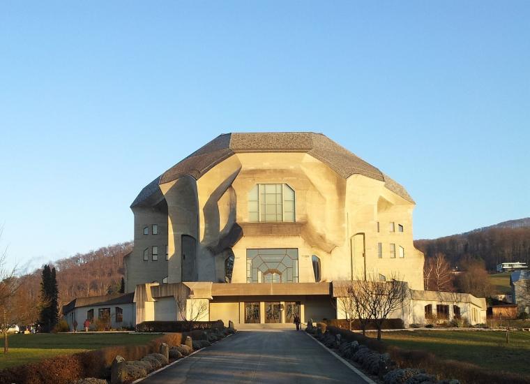 O Gohetheanum é um exemplo impressionante de construção orgânica.